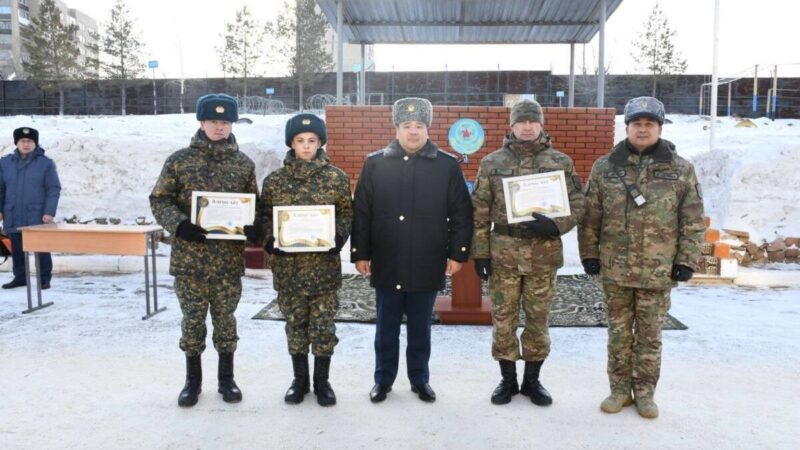 В Кокшетау награждены гвардейцы которые поймали   подозреваемого в убийстве человека