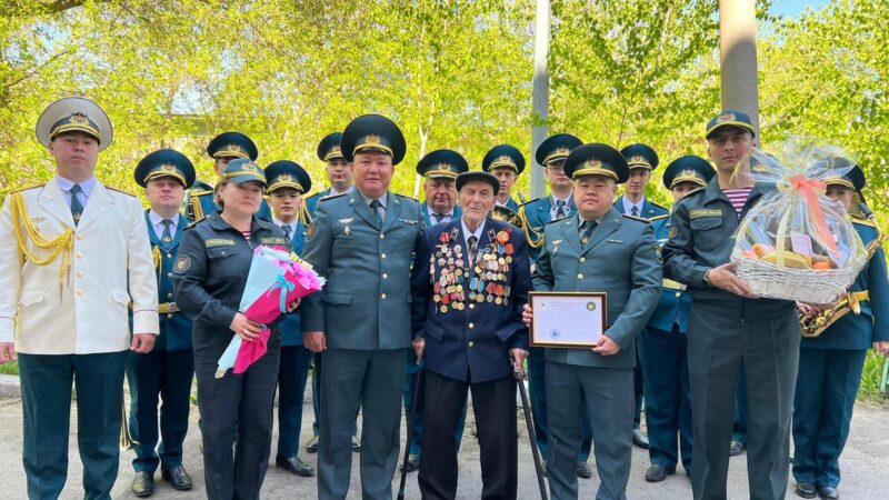 Жеңіс күні қарсаңындағы құрмет: 6505 әскери бөлімінің сарбаздары 101 жастағы ардагерді құттықтады