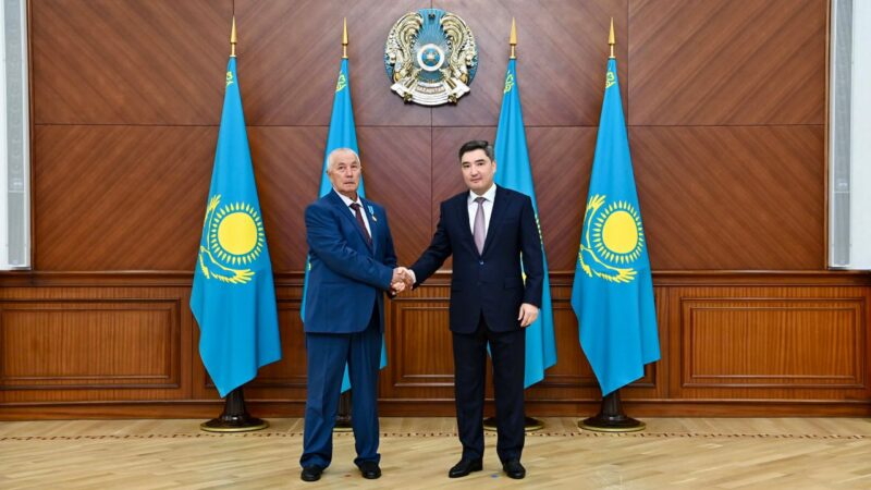 Премьер-министр Олжас Бектенов құрылыс саласының қызметкерлеріне Мемлекет басшысының атынан марапаттар табыс етті 