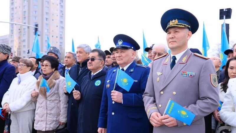 Сотни карагандинцев одновременно исполнили государственный гимн в День Республики