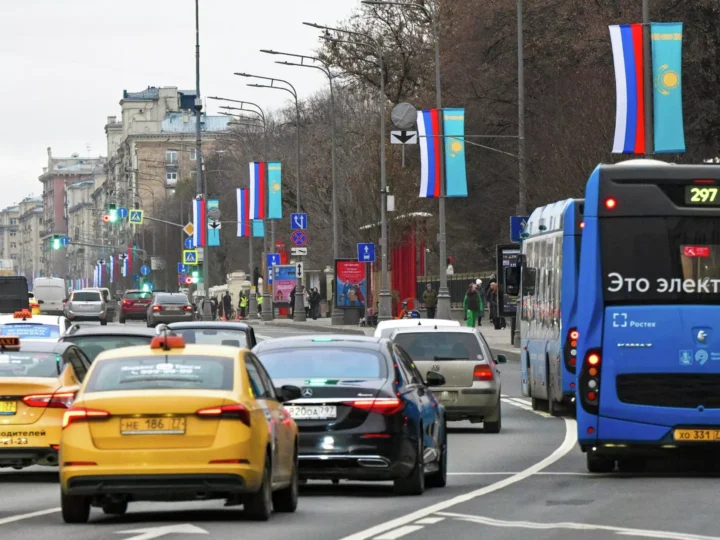 Москву украсили флагами Казахстана и России в преддверии госвизита Токаева