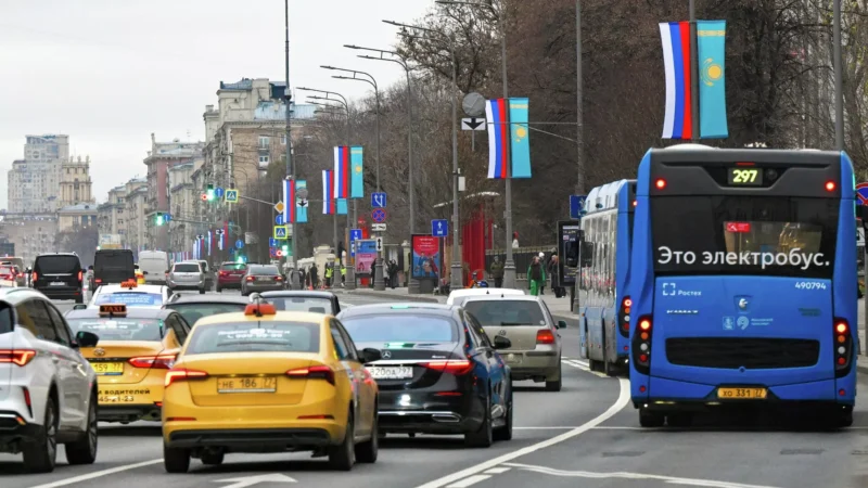 Москву украсили флагами Казахстана и России в преддверии госвизита Токаева