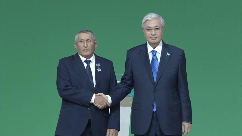 Президент Қарағанды облысының ауыл шаруашылығы ардагерін марапаттады