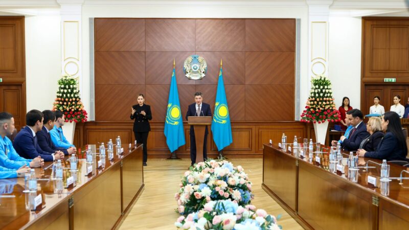 От имени Президента Олжас Бектенов вручил государственные награды призерам и тренерам XXV Летних Сурдлимпийских игр