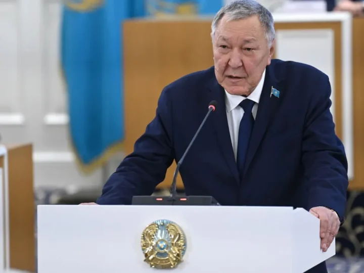 «Еңбек бостандығының» орнына «еңбекке құқық» – белгілі заңгер Конституцияға өзгерістер туралы пікір білдірді