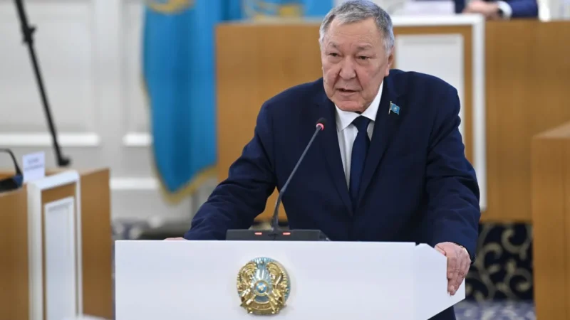 «Еңбек бостандығының» орнына «еңбекке құқық» – белгілі заңгер Конституцияға өзгерістер туралы пікір білдірді