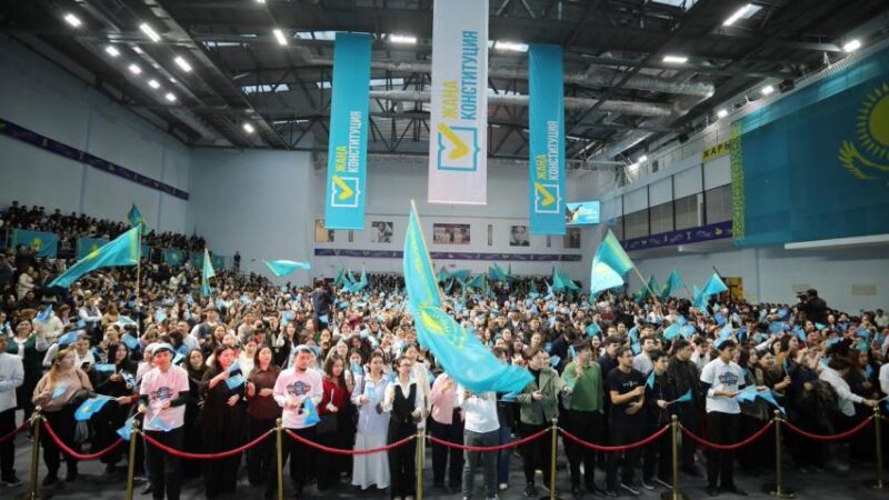 В Мангистау прошёл форум в поддержку новой Конституции с участием группы «МузАРТ»