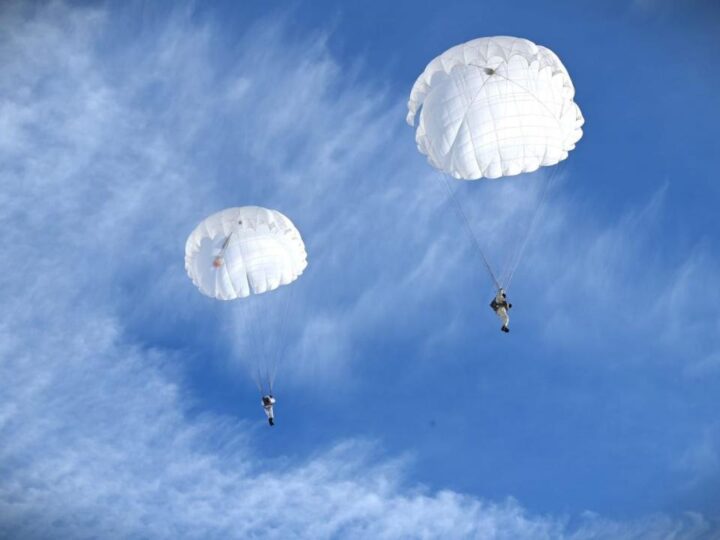 Мерзімді қызметтің 196 сарбазы алғаш рет парашютпен секірді