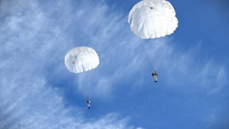 Мерзімді қызметтің 196 сарбазы алғаш рет парашютпен секірді