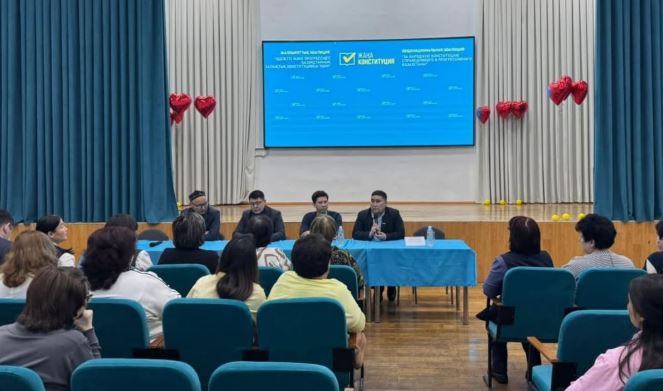 №17 мектеп ұжымымен Конституция жобасы талқыланды