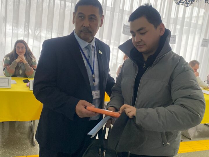 Теміртауда учаскелерге алғаш келген азаматтарға естелік сыйлықтар табысталды