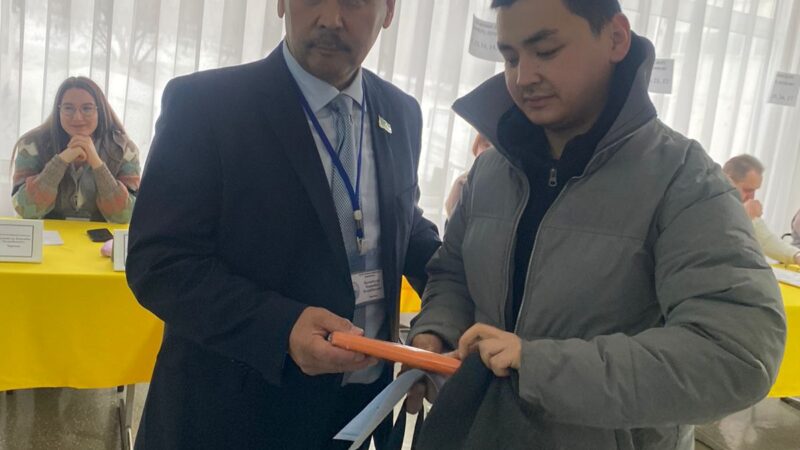 Теміртауда учаскелерге алғаш келген азаматтарға естелік сыйлықтар табысталды