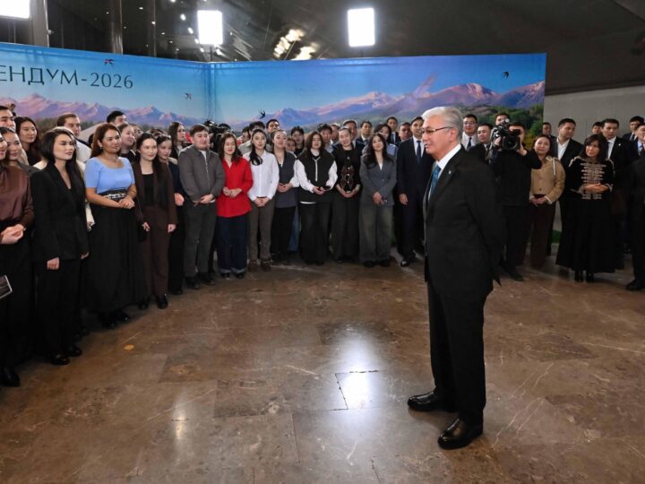 Мемлекет басшысы референдумға белсене қатысқан жастармен әңгімелесті