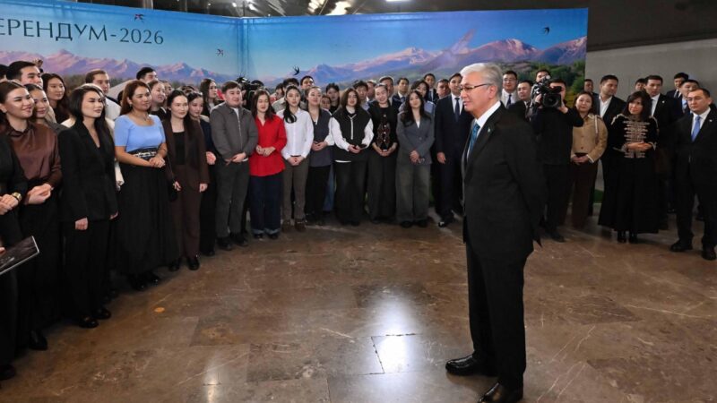 Мемлекет басшысы референдумға белсене қатысқан жастармен әңгімелесті