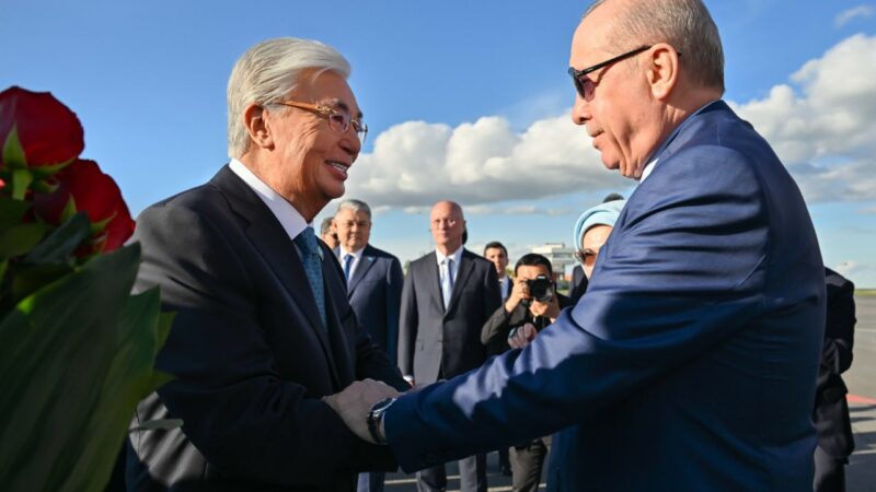 Қасым-Жомарт Тоқаев елімізге мемлекеттік сапармен келген Түркия Президенті Режеп Тайип Ердоғанды қарсы алды
