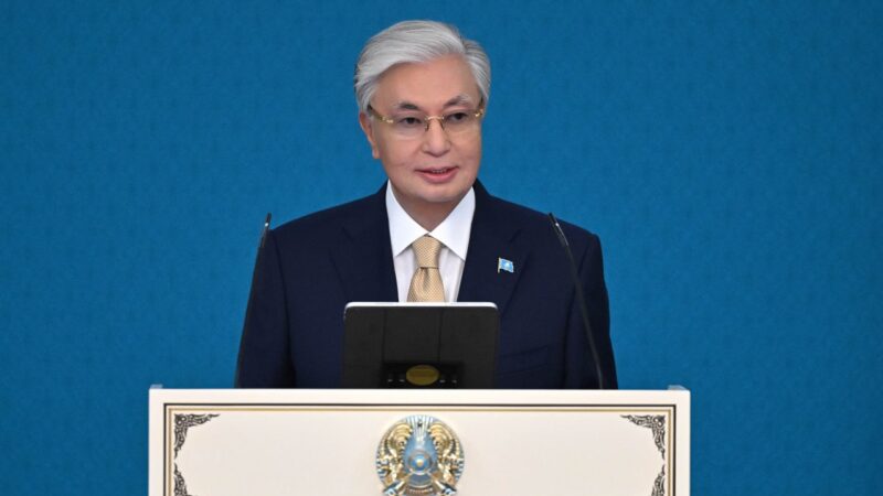 Глава государства выразил благодарность медицинским работникам за активное участие в общенациональном референдуме
